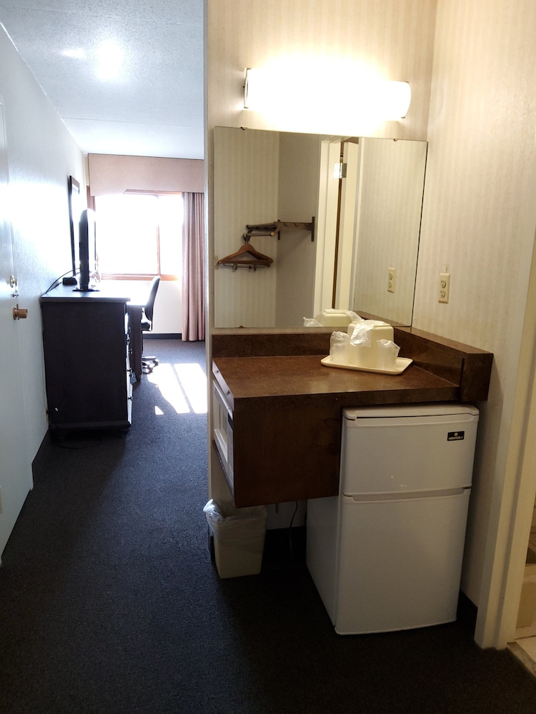 Klopfenstein Inn and Suites - photo 21