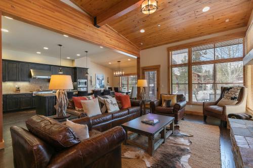 Trestlewood Lodge at Schaffers Mill Gorgeous 3 BR w Golf Course Views Extended Stays Welcome — 4-Star Luxury Hotel in Truckee, United States
