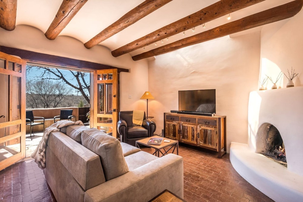 Buena Suerte Quintessential Eastside Pied a terre Fabulous Views and Patios Kiva Fireplace Walk to Canyon Rd. and the Plaza in Santa Fe, United States