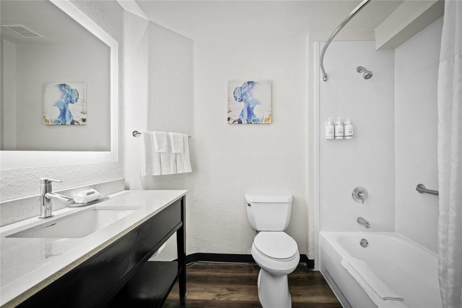 La Quinta Inn & Suites by Wyndham Miami Airport West - photo 31