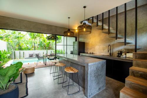 Chic industrial 2 Br townhouse with private pool — 4-Star Luxury Hotel in Canggu, Indonesia