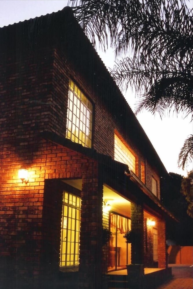 Falling Feather Inn — 4-Star Luxury Hotel in Pretoria, South Africa