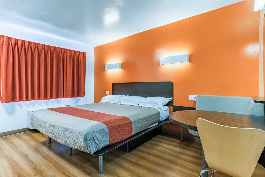 Motel 6 - photo 12