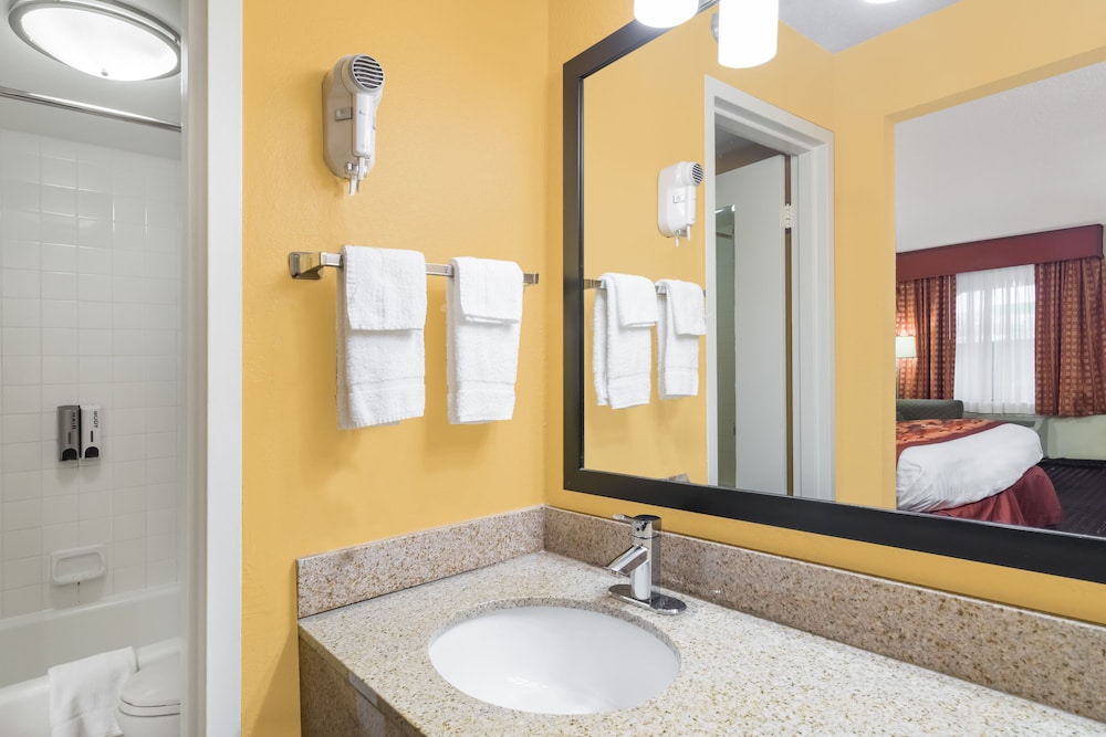 Baymont by Wyndham Goodlettsville Nashville - photo 17