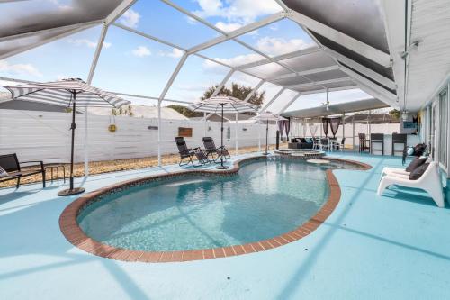 Cappys Casa Bella Heated Pool & Pool Bar Fire Pit & Game Room — 4-Star Luxury Hotel in Bradenton, United States