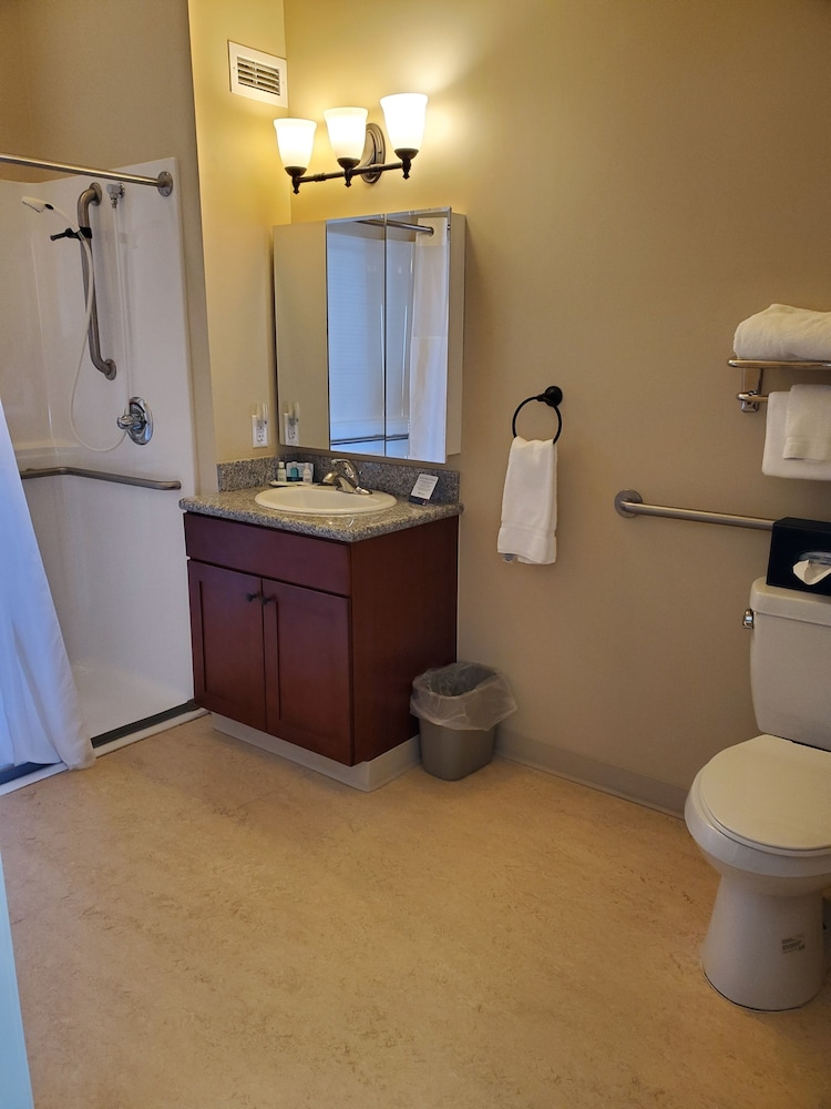 Clarion Hotel & Suites Williston - photo 16