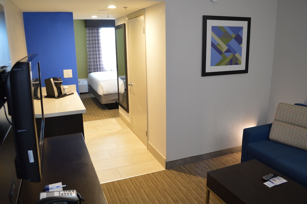 Holiday Inn Express & Suites Miami Hialeah by IHG - photo 19