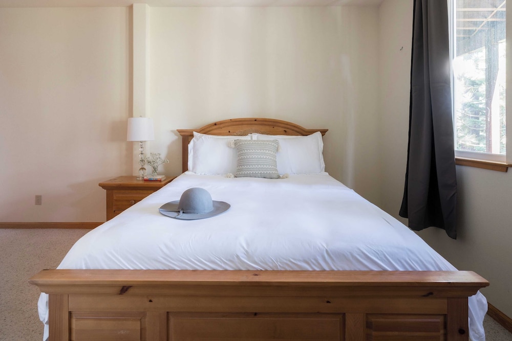 Sparrow by Avantstay Modern Mountain Retreat w Hot Tub Pool Table & Games - photo 24