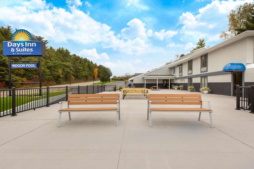 Days Inn & Suites by Wyndham Wisconsin Dells - photo 3