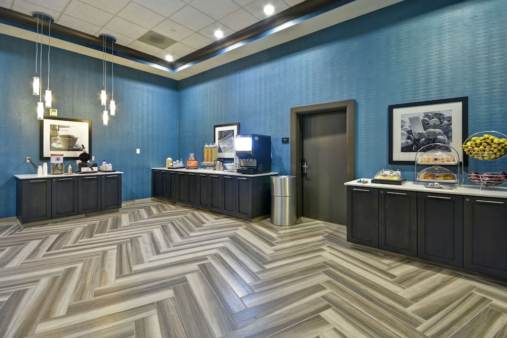 Hampton Inn & Suites Los Angeles Burbank Airport - photo 42