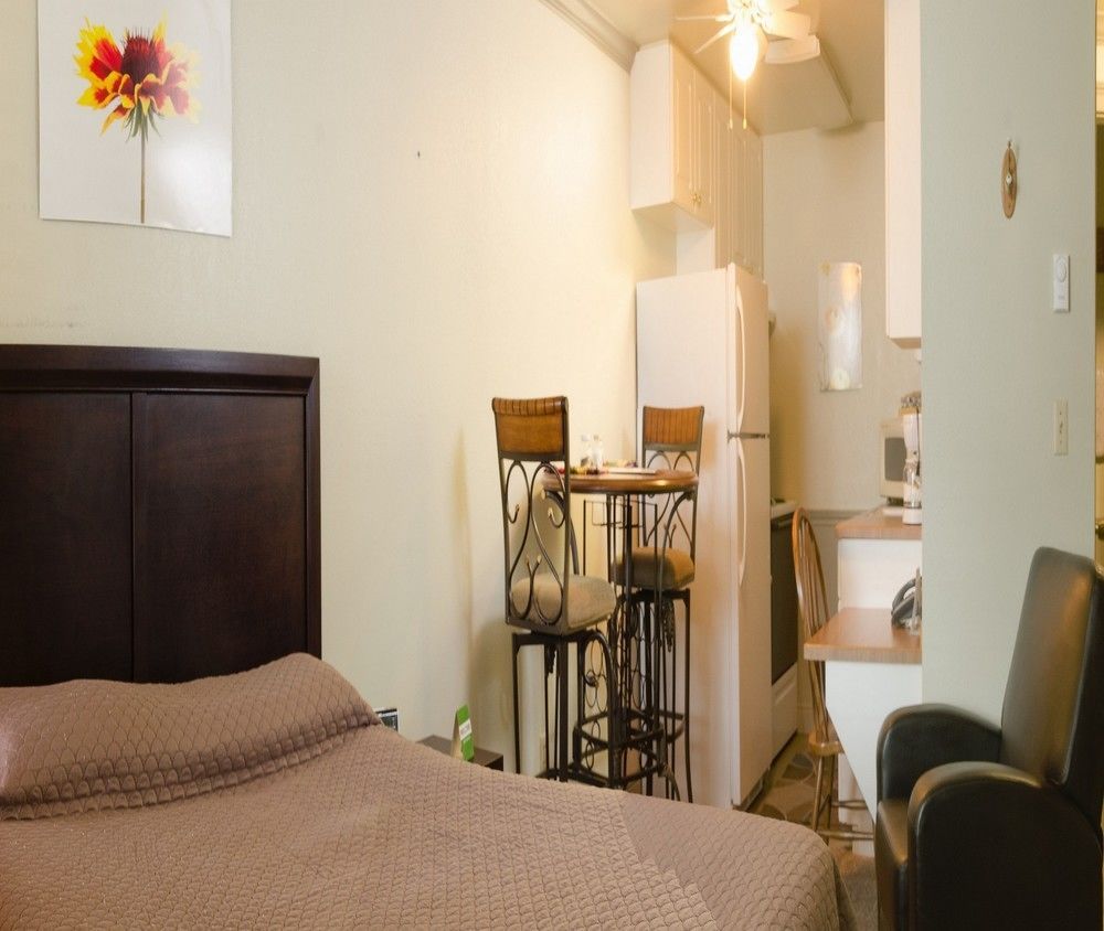 Bond Hotel & Extended Stay - photo 9