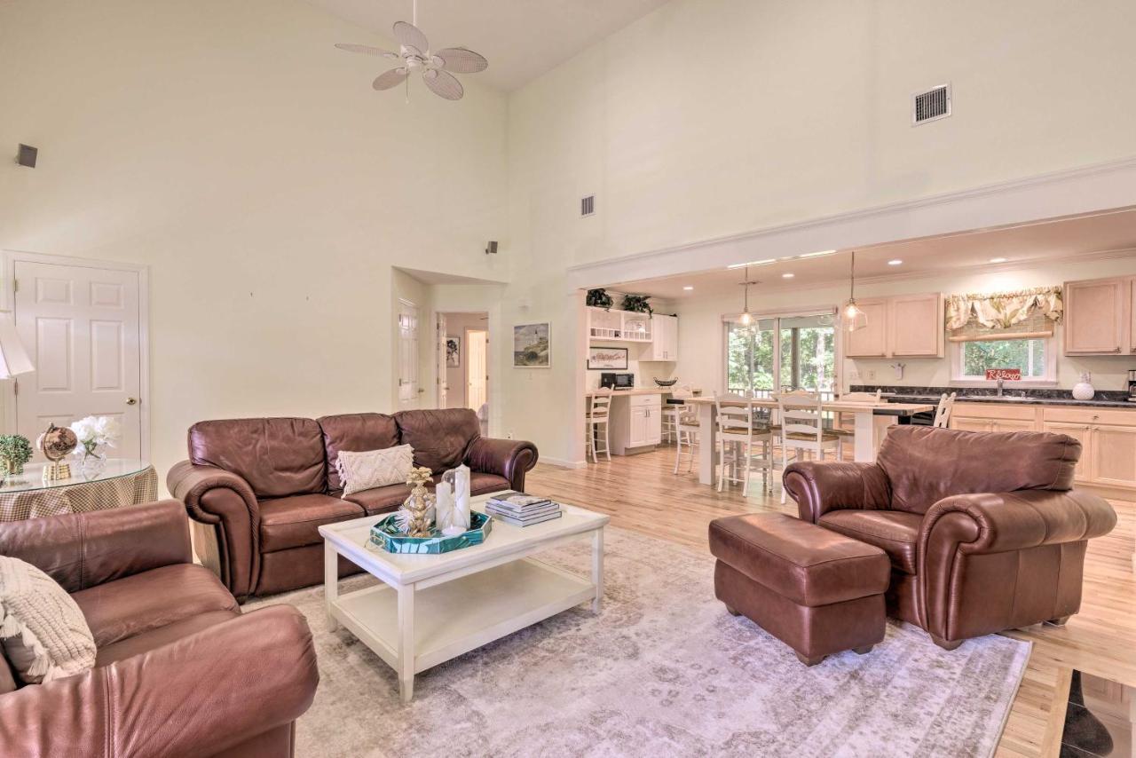 Less Than 1 Mi to Beach Luxury North Fork Retreat with Deck — hotel in Riverhead