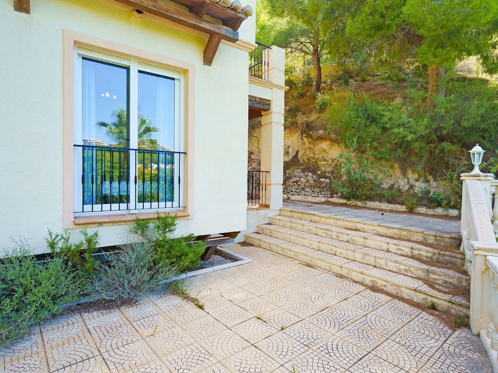 Modern Villa in a Beautiful Resort of Costa Blanca — hotel in Altea