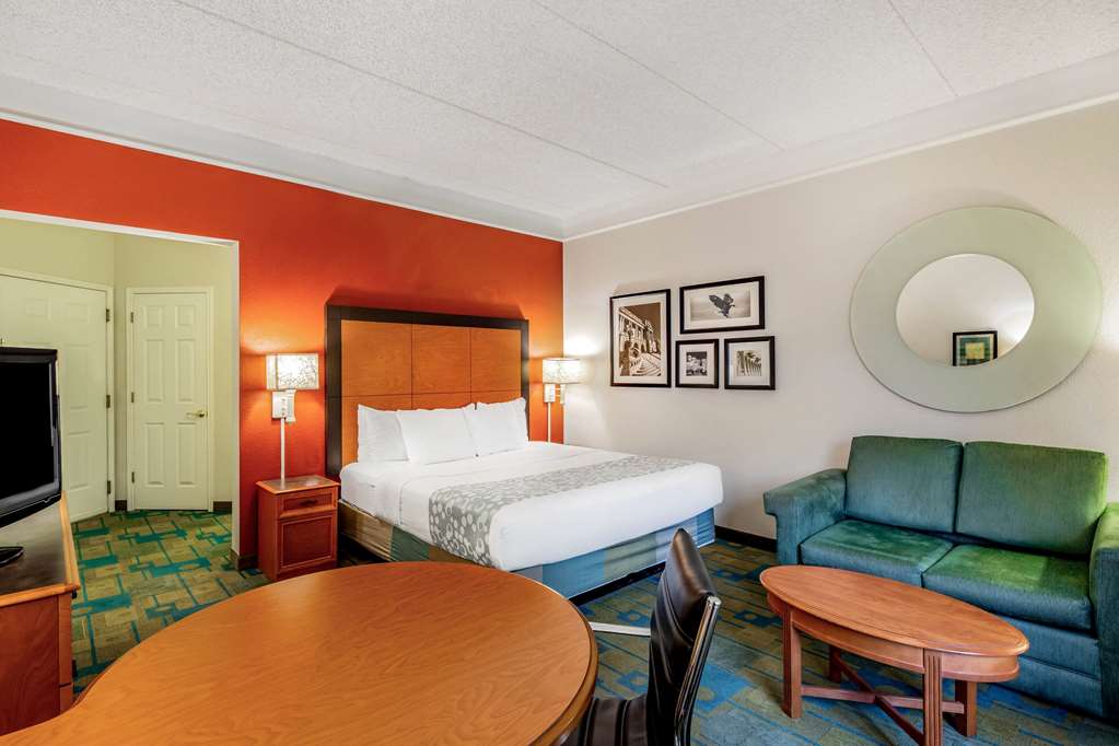 La Quinta Inn & Suites by Wyndham Fremont Silicon Valley - photo 11