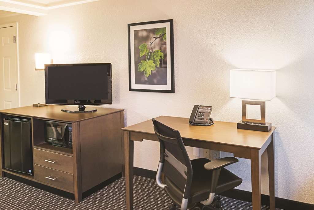 La Quinta Inn & Suites by Wyndham Fort Worth North - photo 20