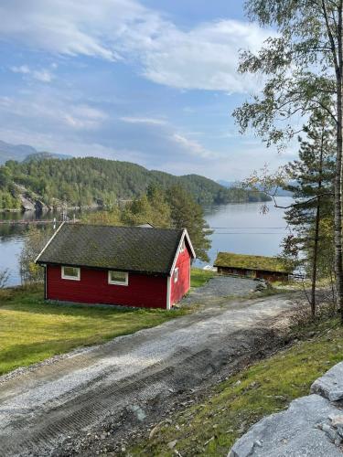 Hytte ved sjøen med båtutleige — hotel near Florø Airport