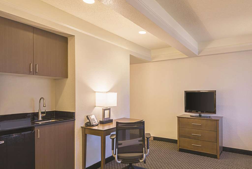 La Quinta Inn & Suites by Wyndham Austin Near The Domain - photo 34