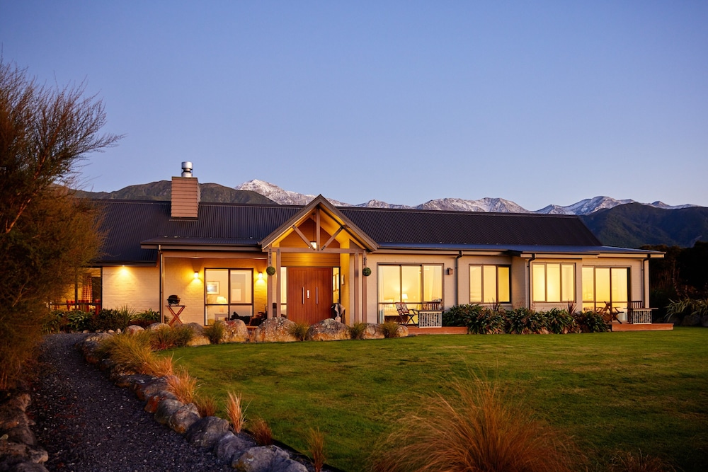 Manakau Lodge — 5-Star Luxury Hotel in Kaikoura, New Zealand