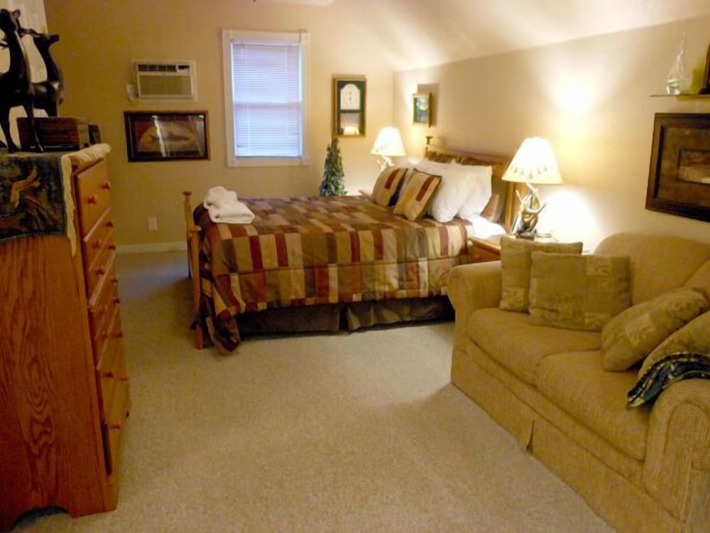 The River's Edge Motel Lodge & Resort - photo 8