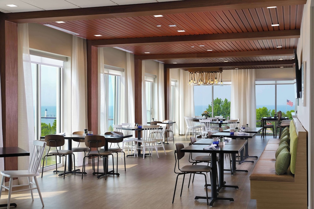 Hampton Inn & Suites Manistee Waterfront - photo 37