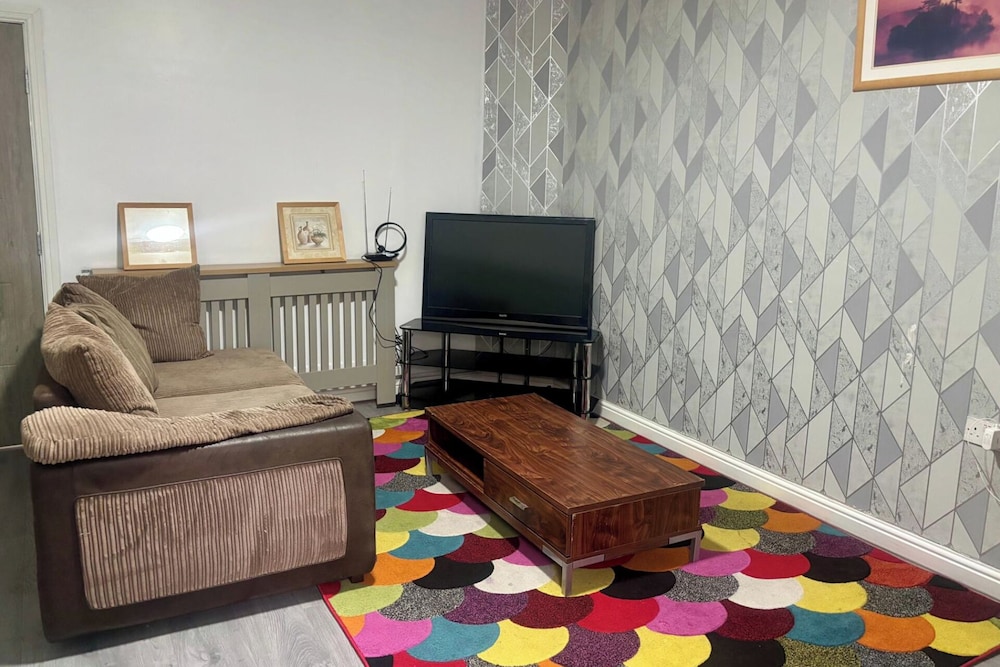 1 Room Ensuite Flat Sleeps 2 With Sky Full Fibre in Dudley, United Kingdom