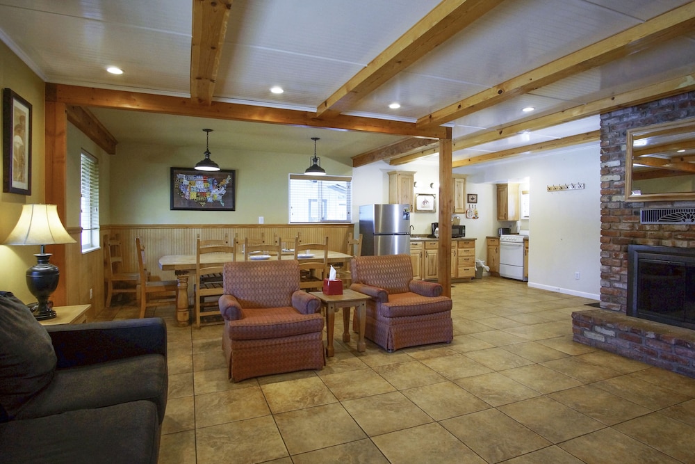Charm Motel & Suites - photo 39