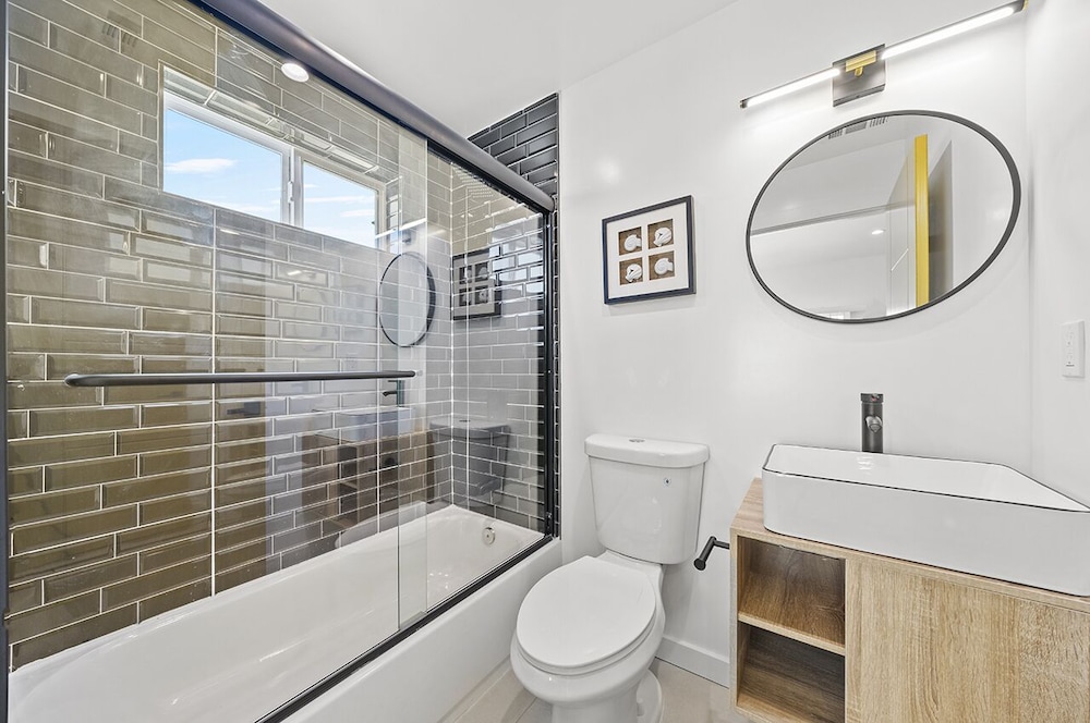 Downtown LA Stylish Bedrooms - photo 33