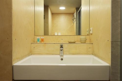 Central Tbilisi Modern 1BR Apt By Wehost