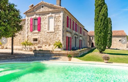 Bâtisse au cœur d'un vignoble — hotel in Montfrin