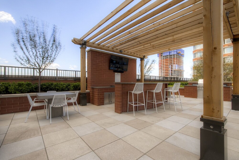 Global Luxury Suites at Newport - photo 70