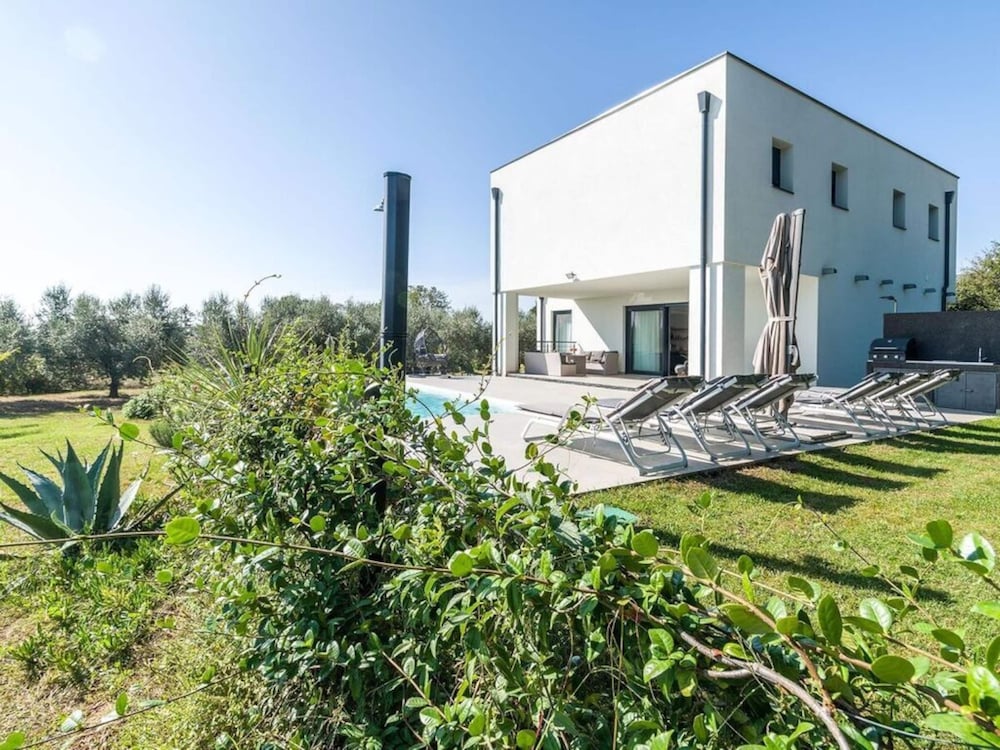 Villa Aurora III — 4-Star Luxury Hotel in Marcana, Croatia