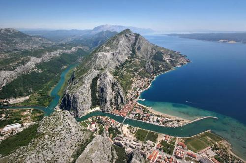 Apartment in Duce with sea view terrace air conditioning Wi Fi — 4-Star Luxury Hotel in Duce, Croatia
