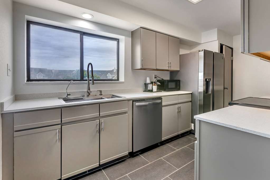 La Quinta Inn & Suites by Wyndham Des Moines West Clive - photo 67