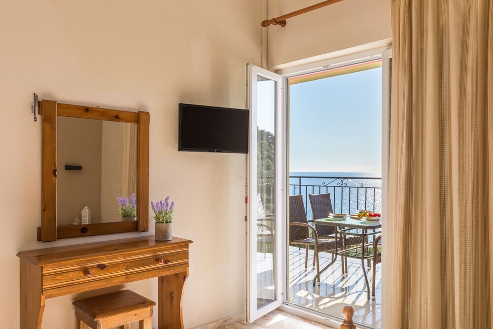Pelekas Beach Escape By Konnect - carbon neutral hotel in Corfu