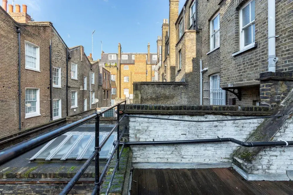 Deluxe 4 BR Oxford Circus Apartment with Terrace — 4-Star Luxury Hotel in London, United Kingdom
