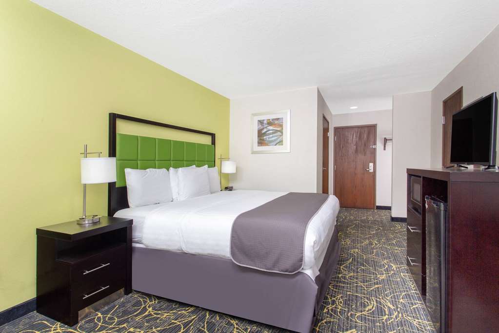 AmericInn by Wyndham Delafield Waukesha Milwaukee - photo 12