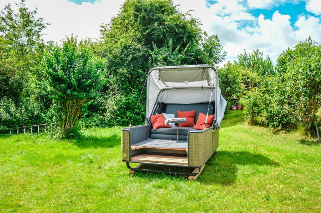 Outdoor Lounge mit Seeblick - last minute hotel in Unknown City