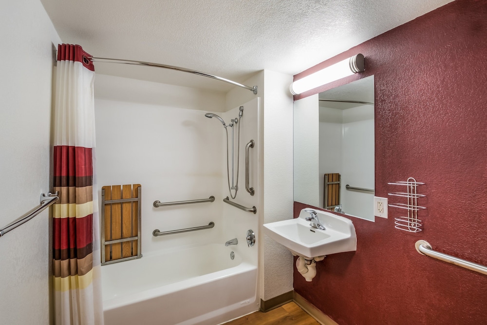 Red Roof Inn Rochester Airport - photo 24