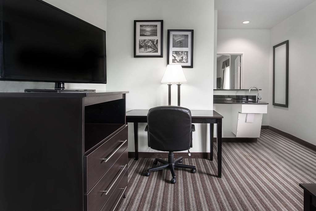 Days Inn & Suites by Wyndham Dallas - photo 14