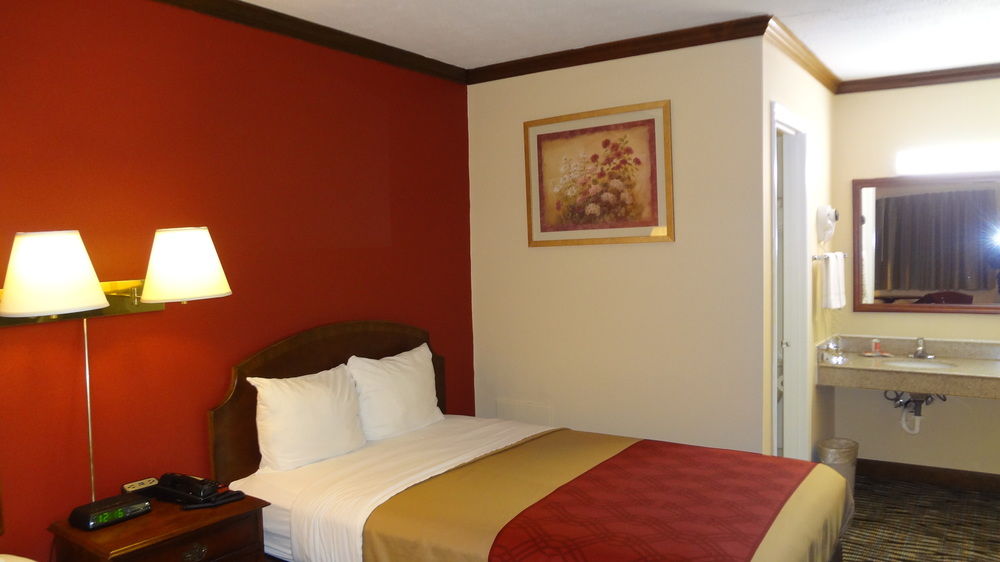 Econo Lodge Colonial - photo 8
