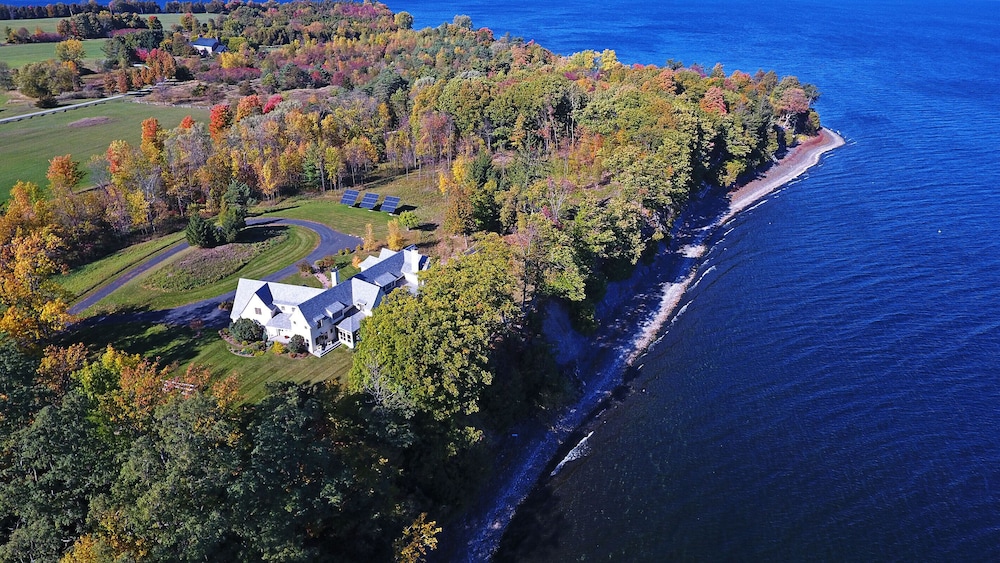 Stunning South Hero Home on Lake Champlain with View — 4-Star Luxury Hotel in Burlington, United States