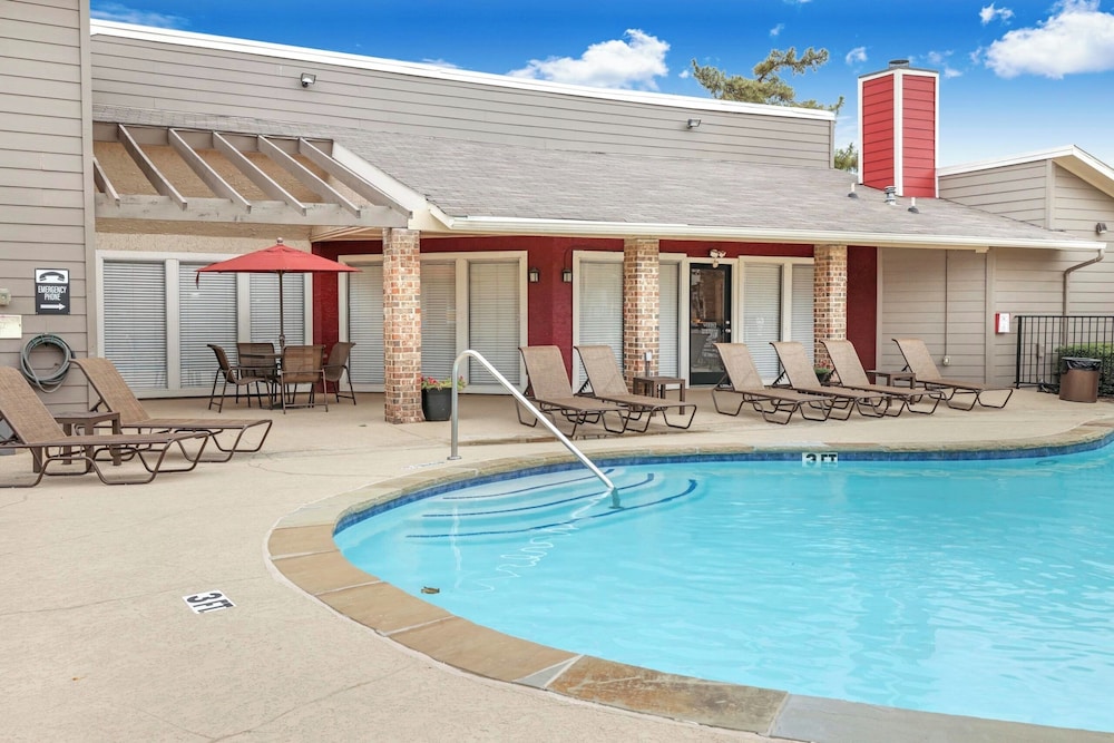Landing Grand Prairie — 4-Star Luxury Hotel in Grand Prairie, United States