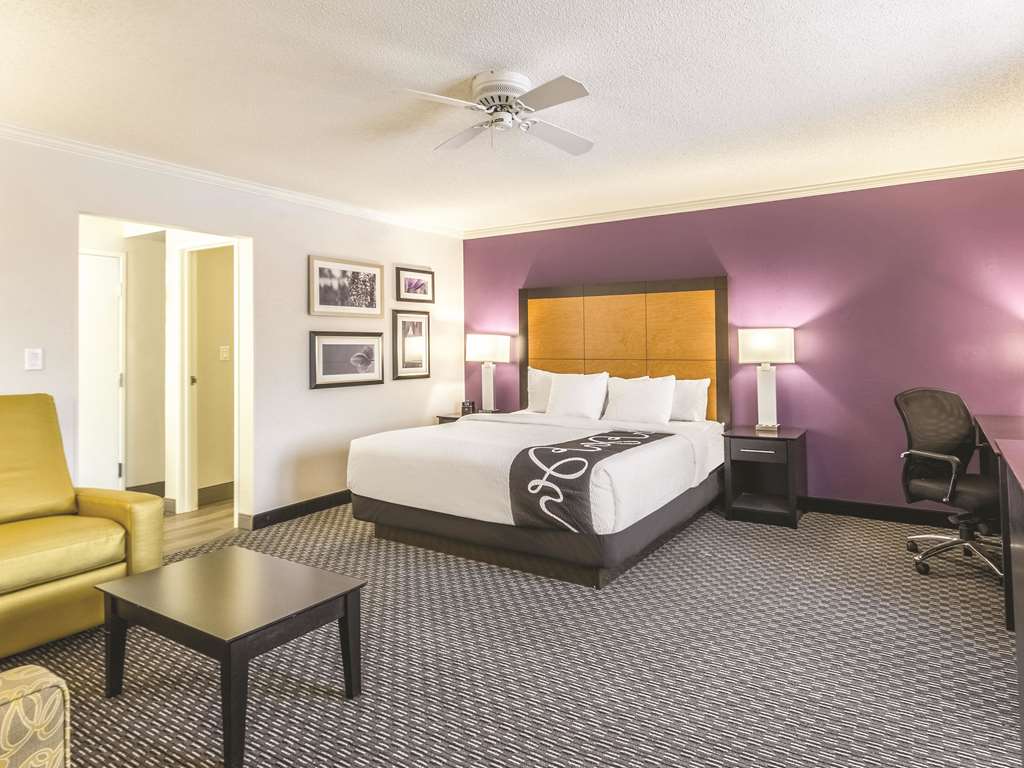 La Quinta Inn & Suites by Wyndham Cleveland Airport North - photo 32