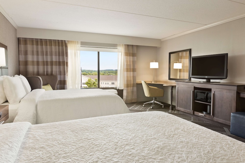 Hampton Inn & Suites Manchester Bedford - photo 10
