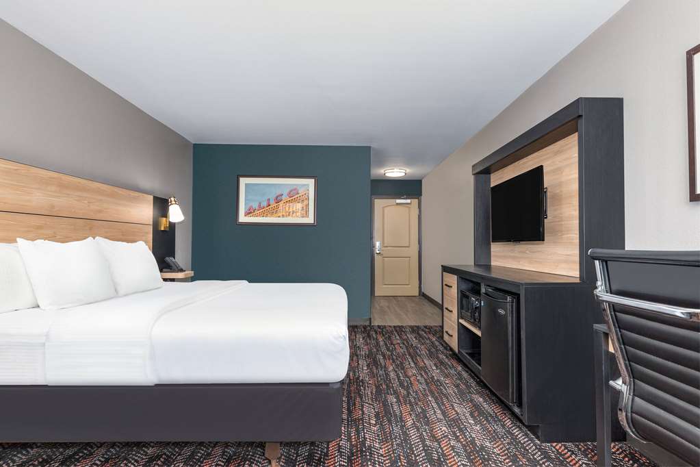 La Quinta Inn & Suites by Wyndham Woodway Waco South - photo 23