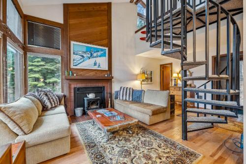 New Brundage Meadows 1 Bright cozy 2story wood stove forest views by trails lake town in Mccall, United States