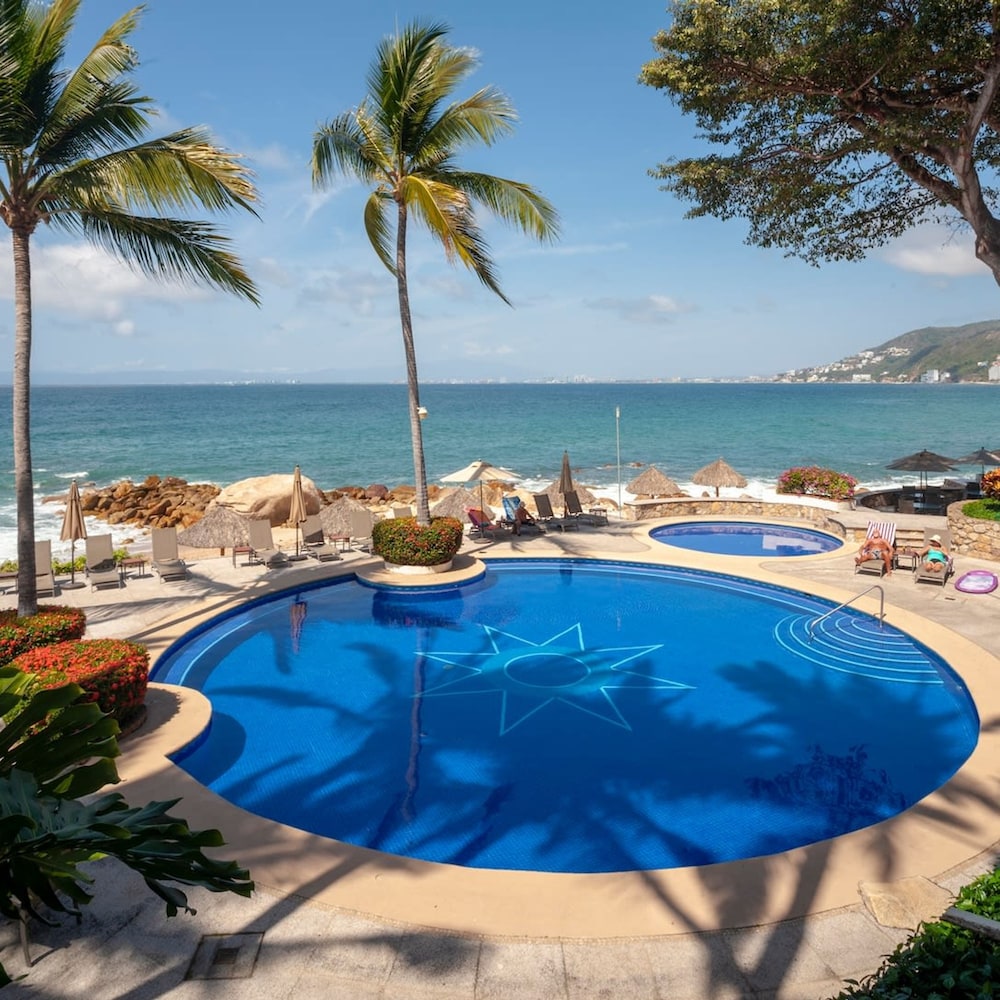 Ocean Front 3 bedroom 3 bathroom Casa Natalia Playa Esmeralda — 4-Star Luxury Hotel in Puerto Vallarta, Mexico