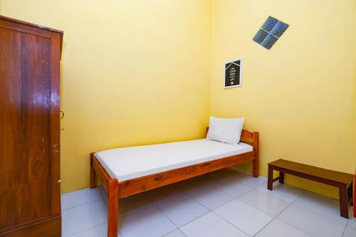 Oyo Life 2867 Kos Kuning — Surakarta