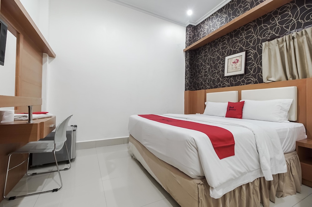 RedDoorz near Mall Panakkukang 3 in Makassar, Indonesia