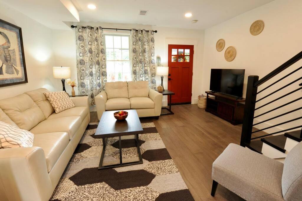Cherry Blossom Townhouse Easy DC Access — 4-Star Luxury Hotel in Washington, United States